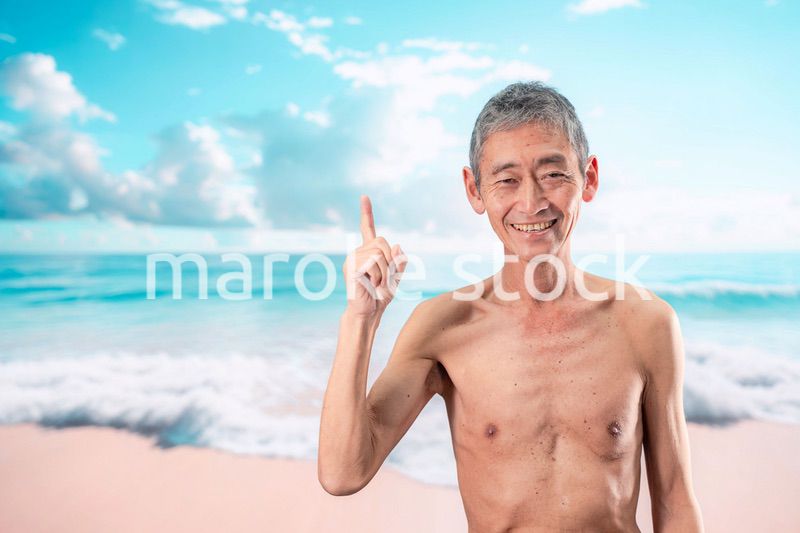 ビーチで楽しく過ごす高齢の男性