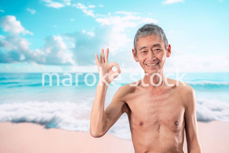 ビーチで楽しく過ごす高齢の男性