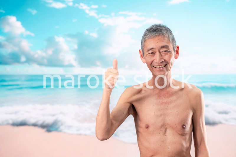 ビーチで楽しく過ごす高齢の男性