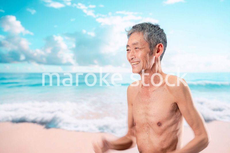 ビーチで楽しく過ごす高齢の男性