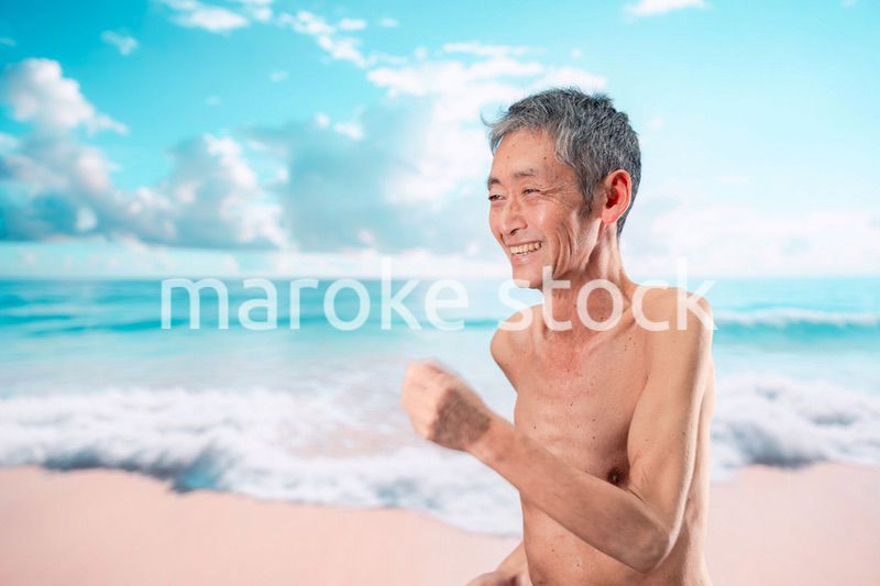 ビーチで楽しく過ごす高齢の男性