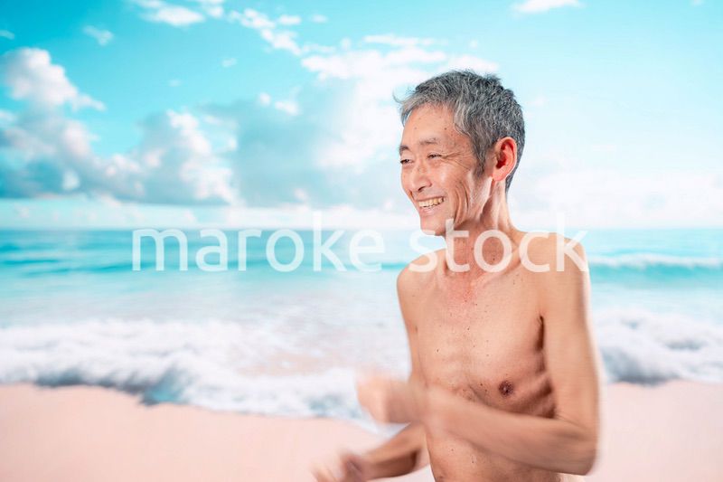 ビーチで楽しく過ごす高齢の男性