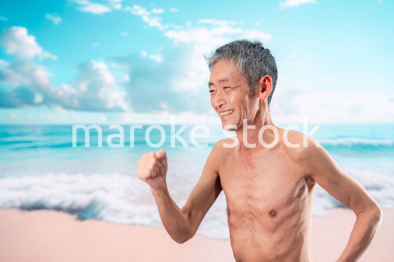 ビーチで楽しく過ごす高齢の男性