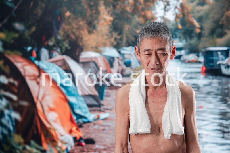 路上生活をするホームレスの男性