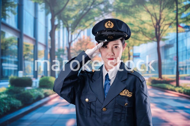 敬礼をする女性警察官