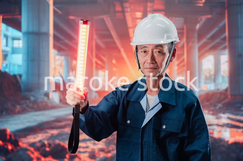 工事現場で警備員をする高齢の男性