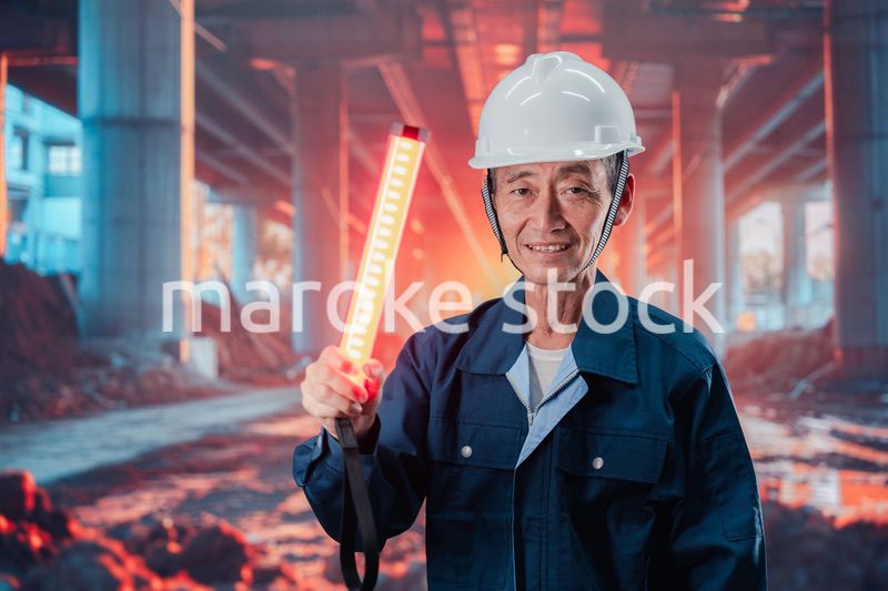 工事現場で警備員をする高齢の男性