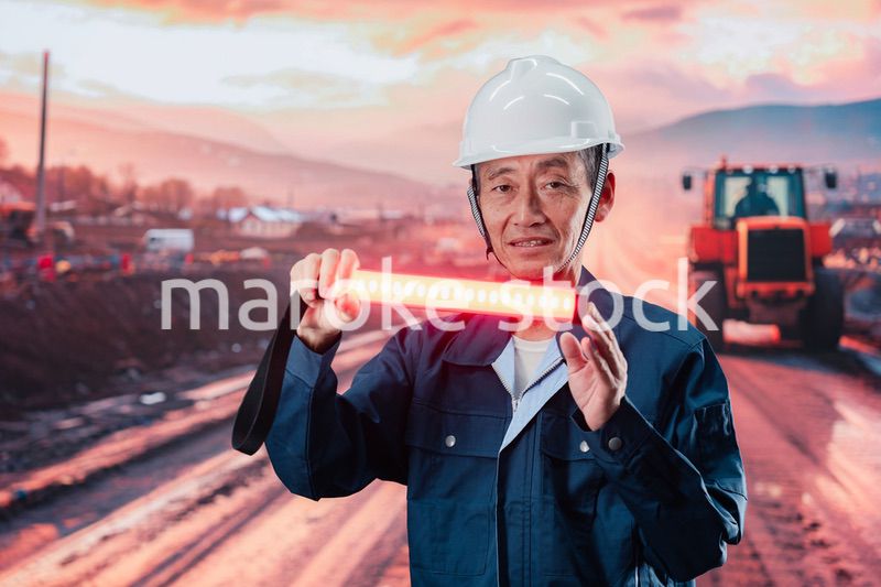 工事現場で警備員をする高齢の男性