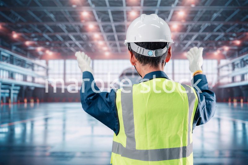 飛行機の格納庫で働くシニアの男性