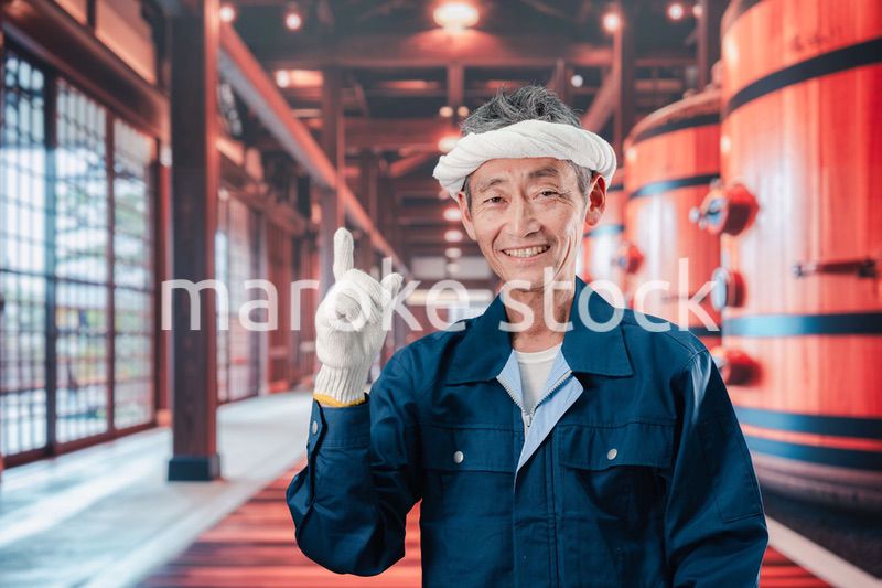 酒蔵で働く高齢の男性