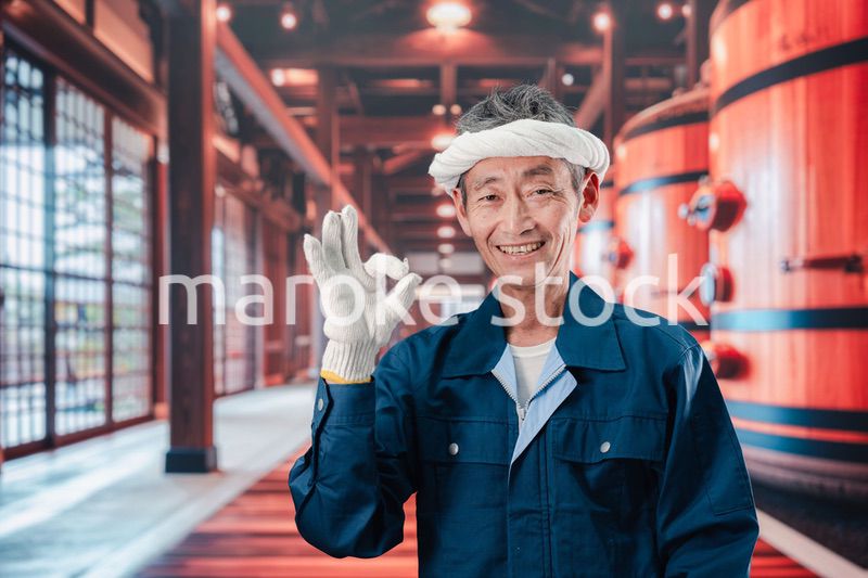 酒蔵で働く高齢の男性