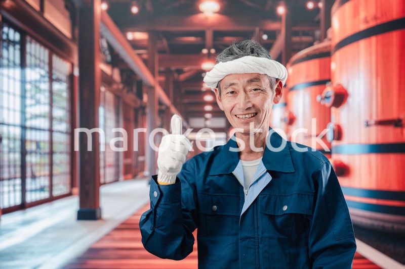 酒蔵で働く高齢の男性