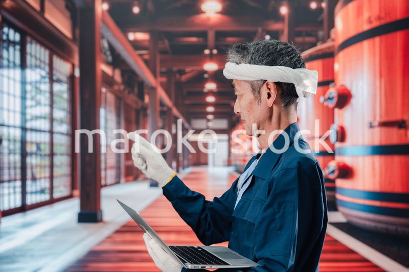 酒蔵で働く高齢の男性