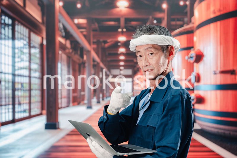 酒蔵で働く高齢の男性