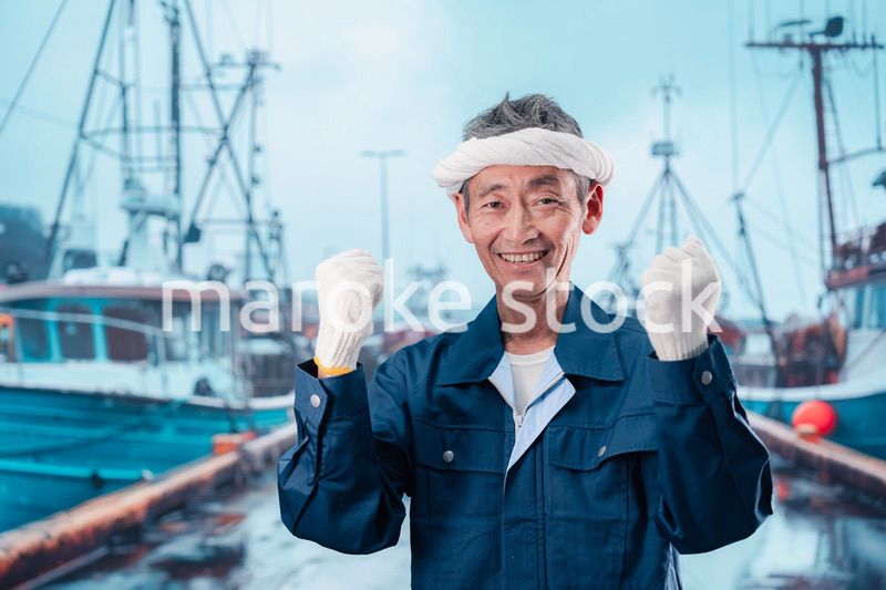 漁港で働く漁師