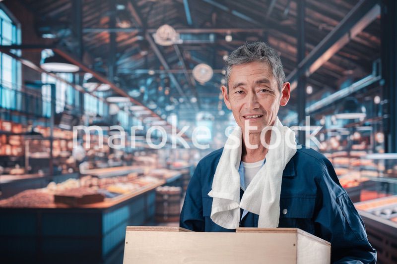 市場で働く高齢の男性