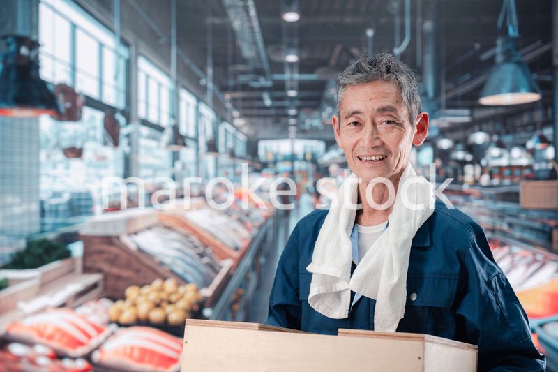 市場で働く高齢の男性