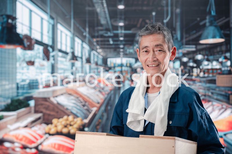 市場で働く高齢の男性