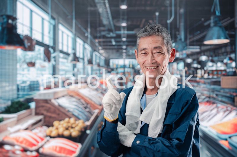 市場で働く高齢の男性