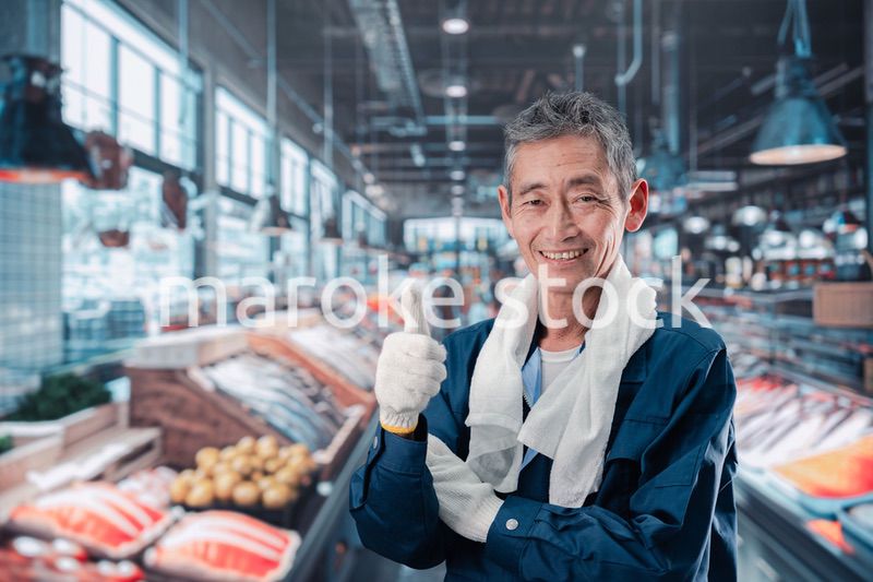 市場で働く高齢の男性