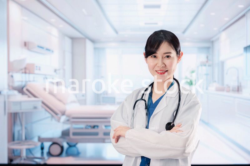 病室で腕を組む女性のナース