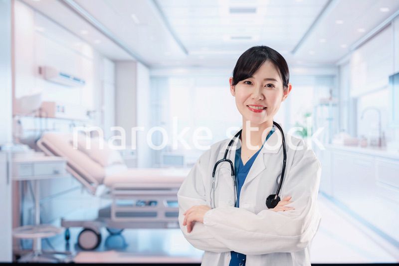 病室で腕を組む女性のナース