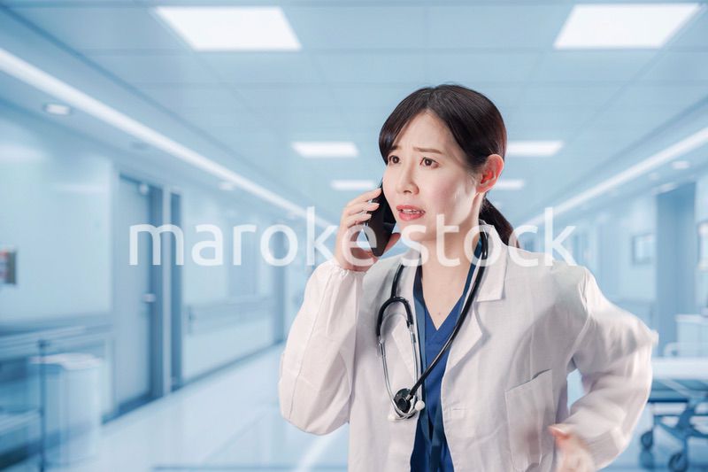 緊急の電話で慌てる医療スタッフ