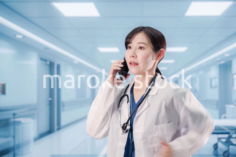 緊急の電話で慌てる医療スタッフ