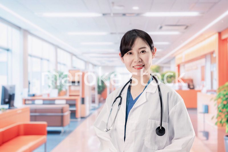病院で勤務する笑顔の女性ドクター