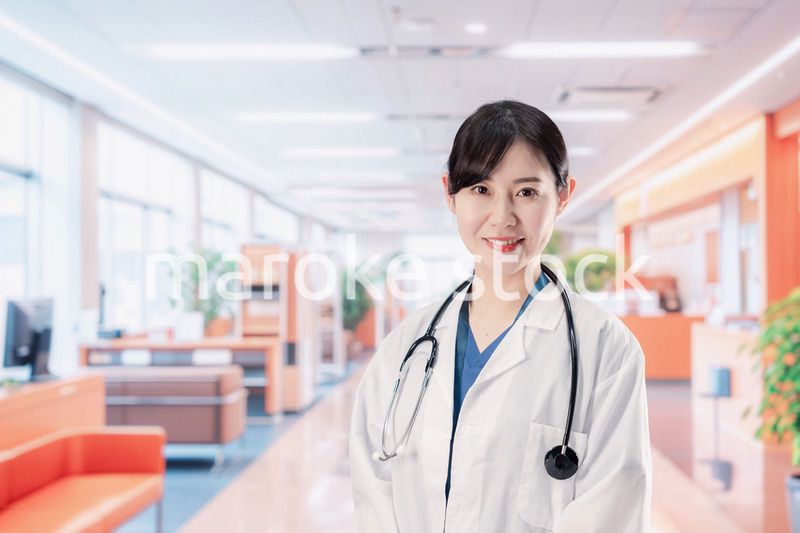 病院で勤務する笑顔の女性ドクター