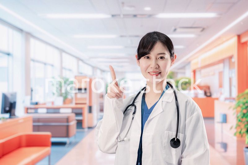 病院で勤務する笑顔の女性ドクター