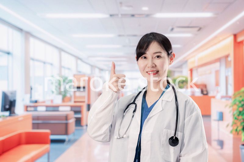 病院で勤務する笑顔の女性ドクター