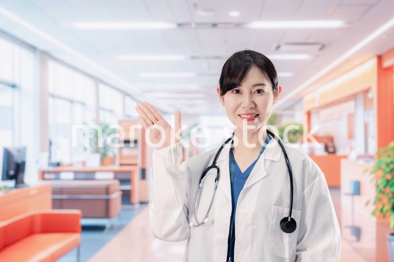 病院で勤務する笑顔の女性ドクター