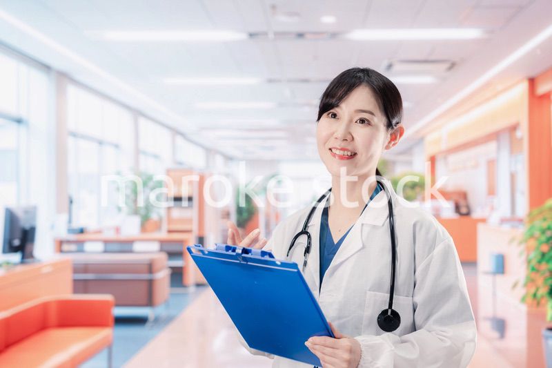 病院で勤務する笑顔の女性ドクター