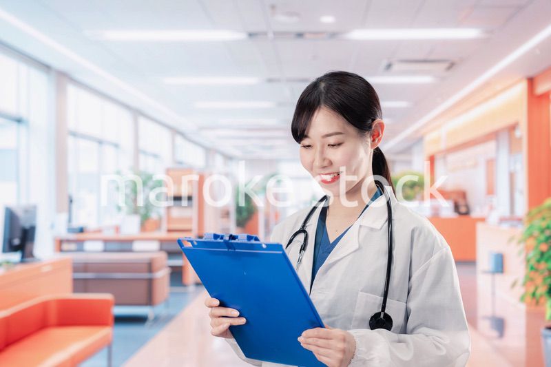 病院で勤務する笑顔の女性ドクター