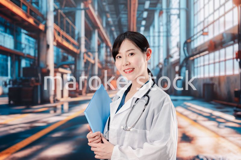 工場で働く産業医の女性