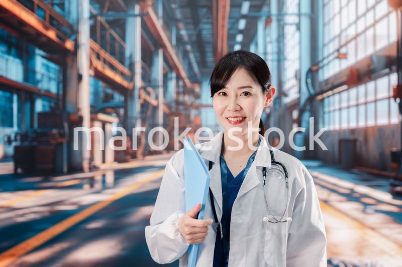 工場で働く産業医の女性