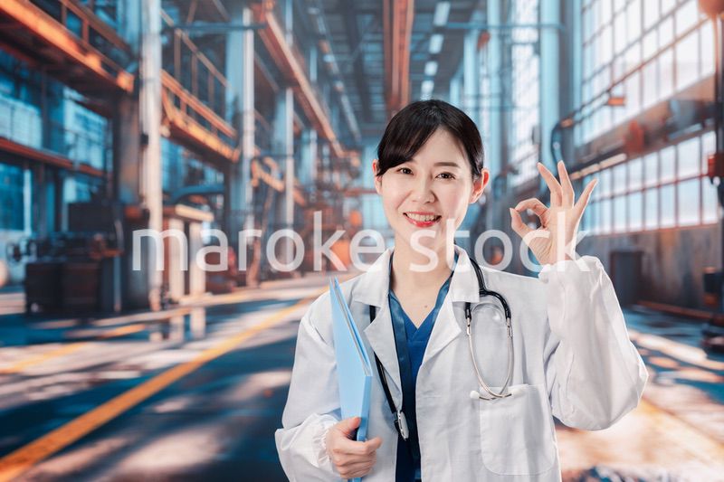 工場で働く産業医の女性