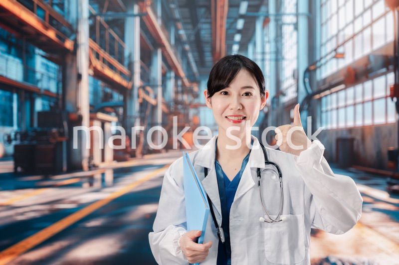 工場で働く産業医の女性