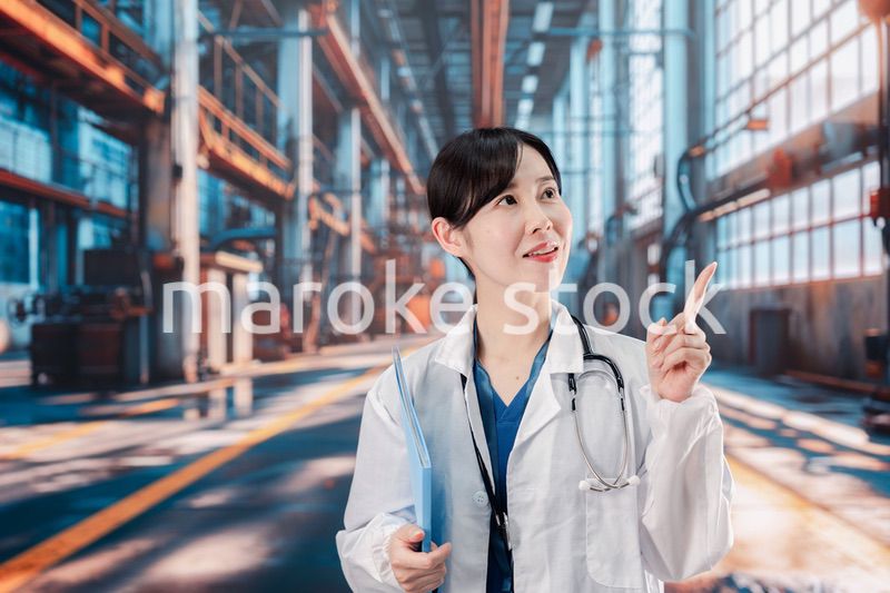 工場で働く産業医の女性