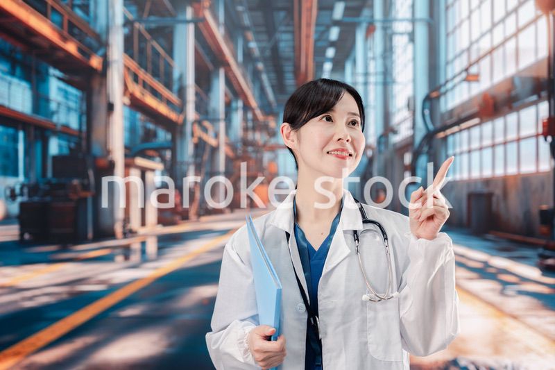 工場で働く産業医の女性