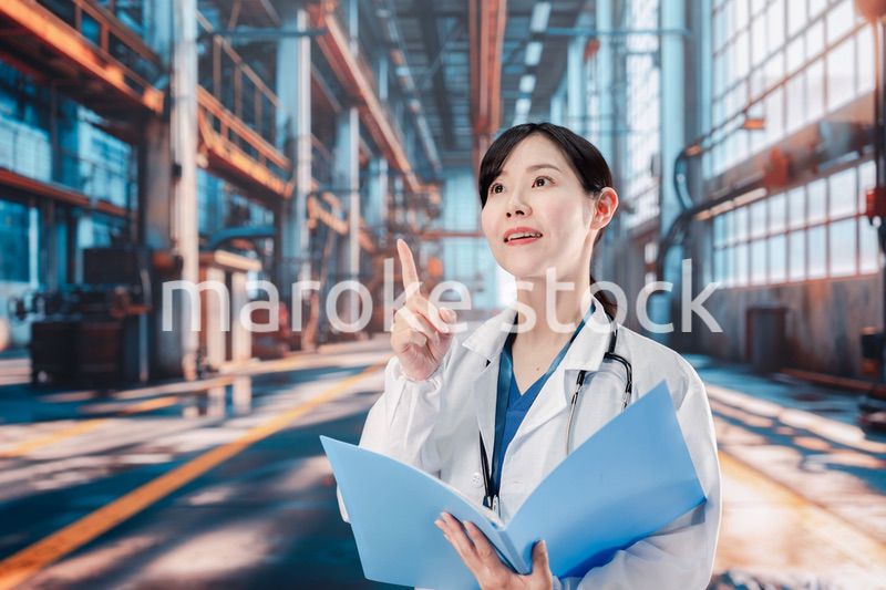 工場で働く産業医の女性