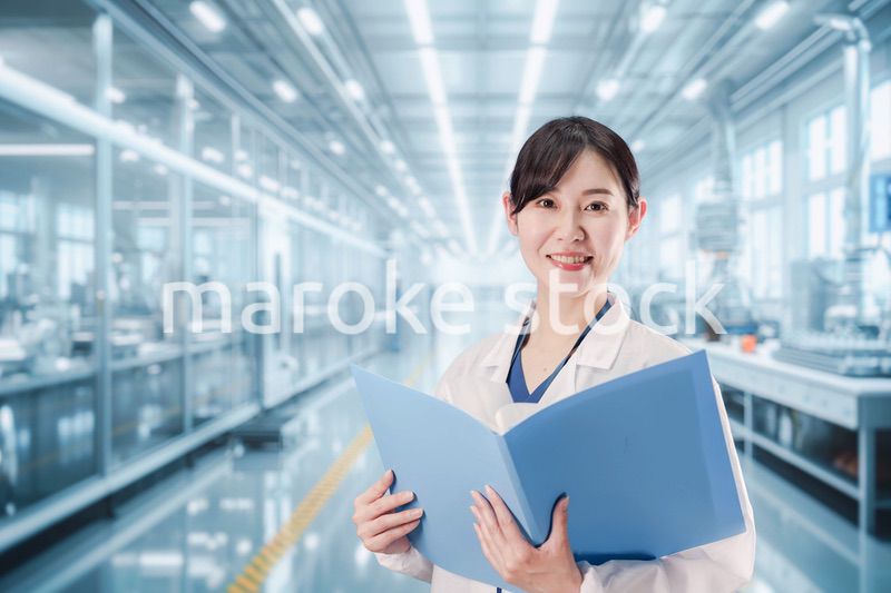 白衣で研究をする若い女性