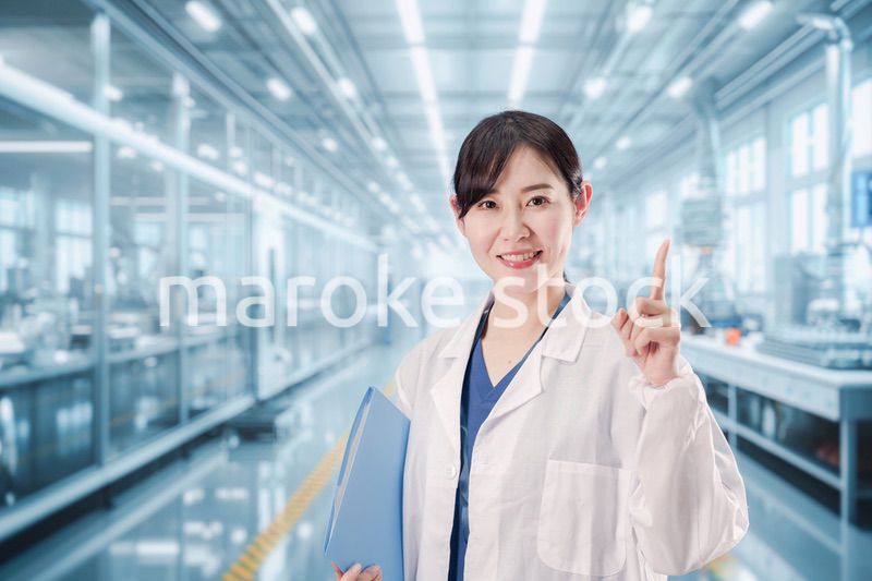 白衣で研究をする若い女性