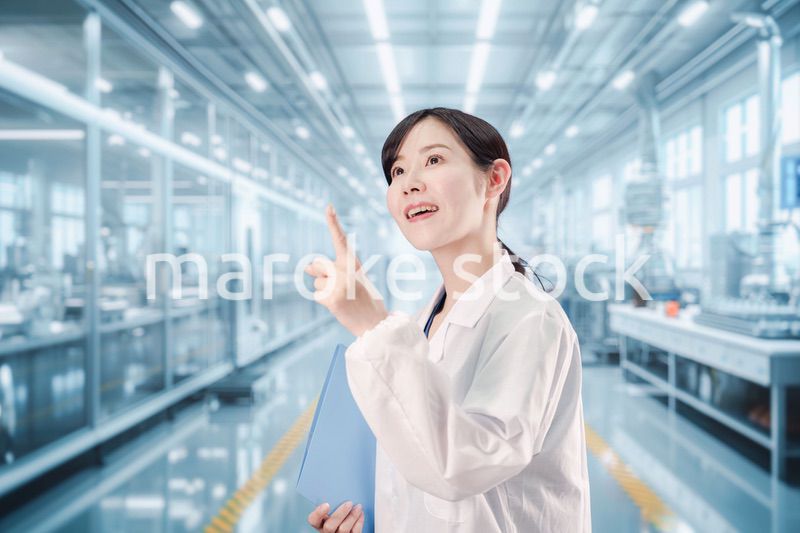 白衣で研究をする若い女性