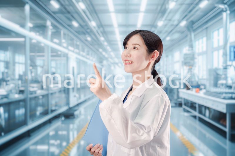 白衣で研究をする若い女性