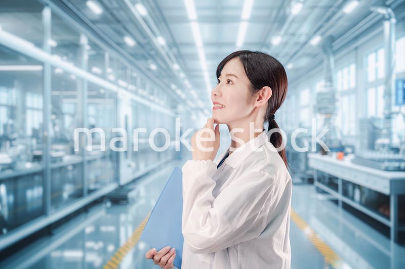 白衣で研究をする若い女性