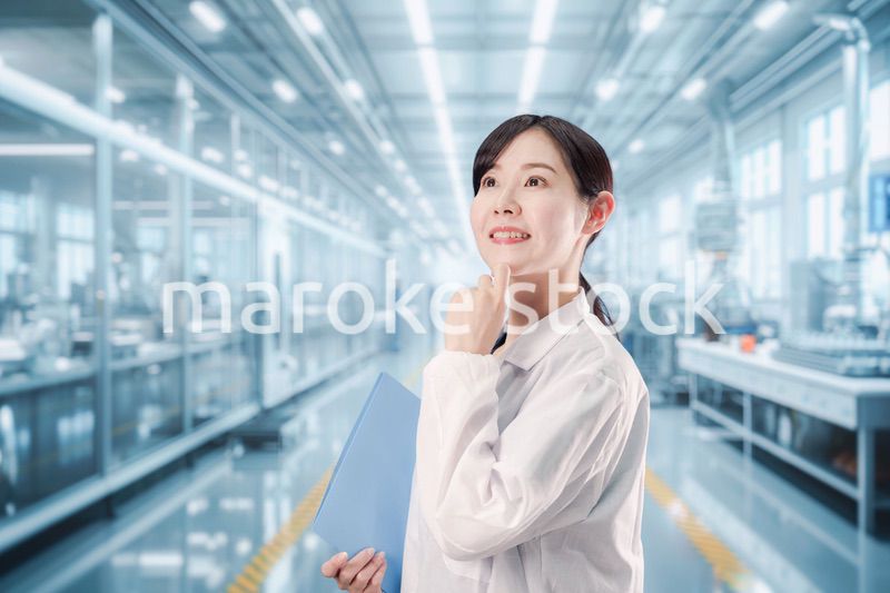 白衣で研究をする若い女性