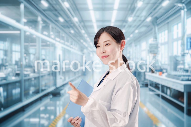 白衣で研究をする若い女性