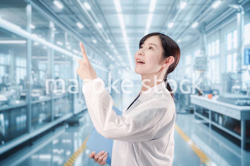 白衣で研究をする若い女性